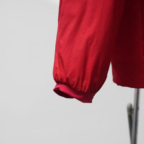 Arc'teryx Retro Red Hooded Outdoor Jacket - Lightweight, Windproof & Stylish - Picture 4 of 8